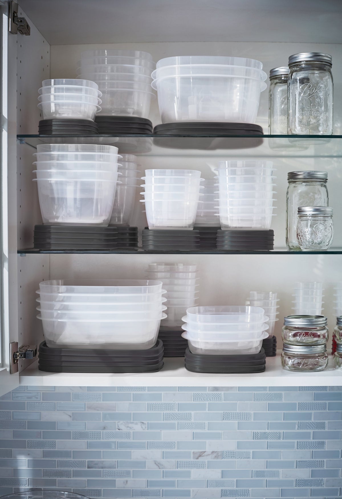EasyFindLids™ Food Storage Container Set with SilverShield® Antimicrobial Product Protection - US 08621